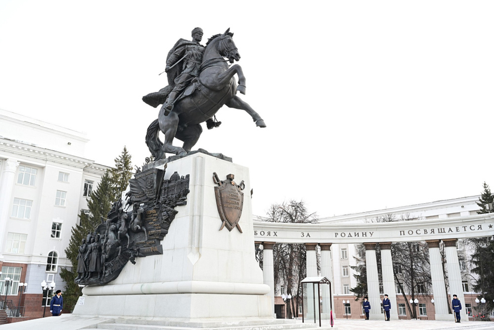 Радий Хабиров и Алексей Текслер возложили цветы к памятнику Минигали Шаймуратову