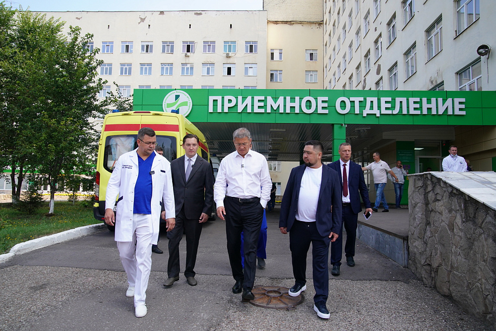Радий Хабиров посетил больницу с пострадавшими в аварии на заводе в Стерлитамаке