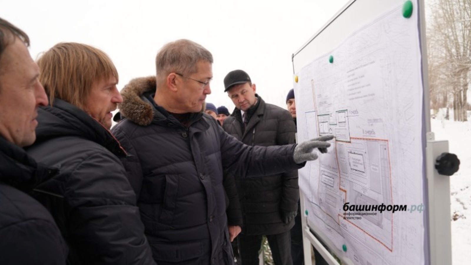 Радий Хабиров осмотрел строящийся парк «Патриот» в селе Алкино-2