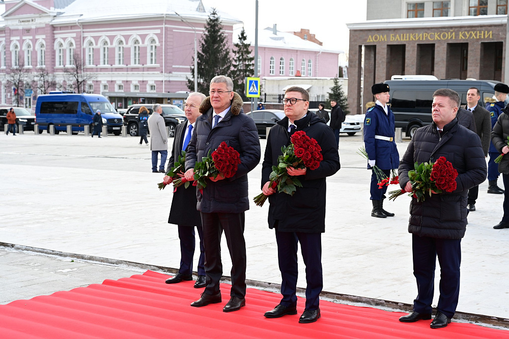Радий Хабиров и Алексей Текслер возложили цветы к памятнику Минигали Шаймуратову