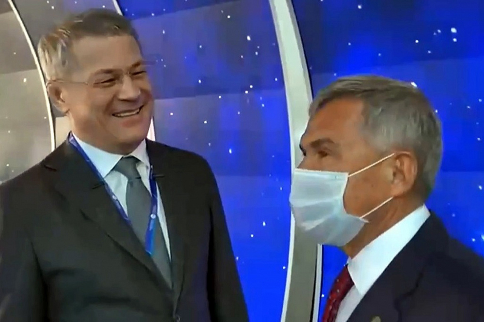 Президент Татарстана Рустам Минниханов посетил стенд Башкортостана на Петербургском международном газовом форуме