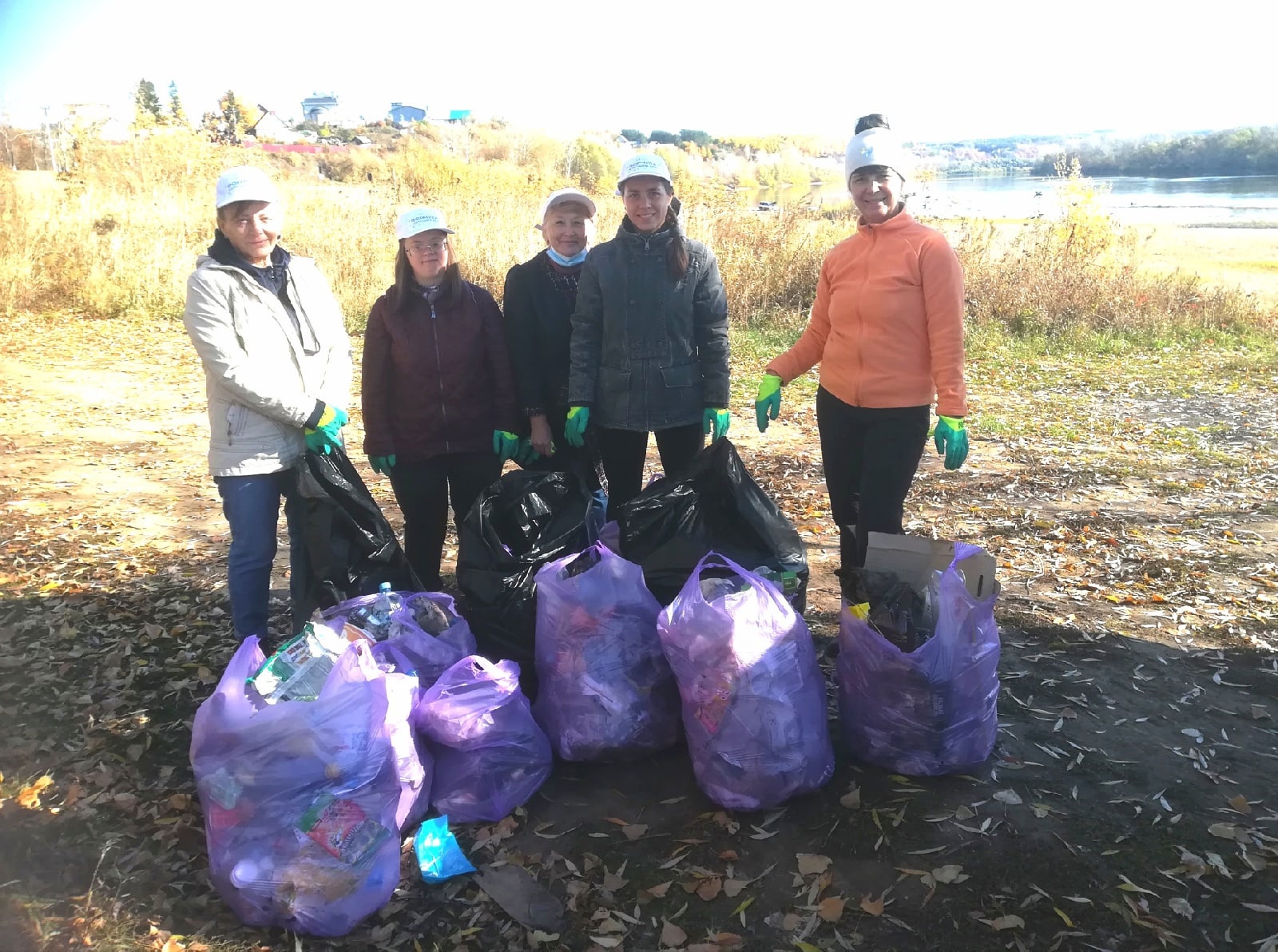 К Дню республики волонтеры почистили берега на Затоне