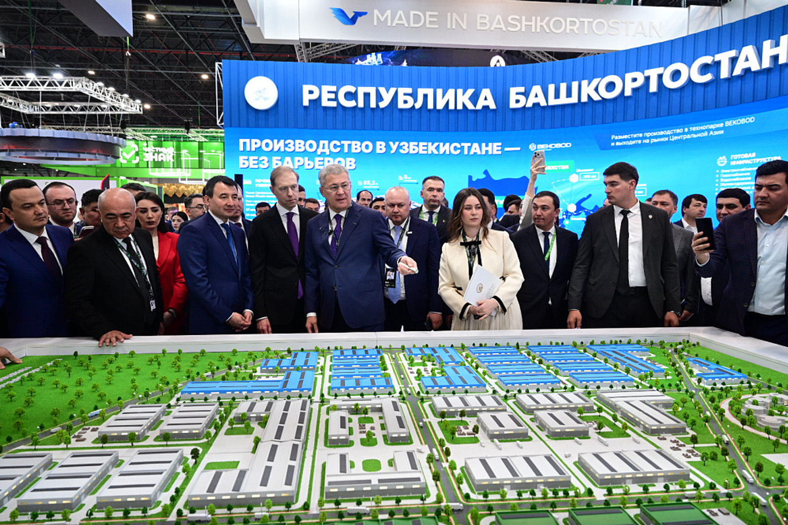 Глава РБ презентовал стенд Башкортостана на выставке «ИННОПРОМ.Центральная Азия»