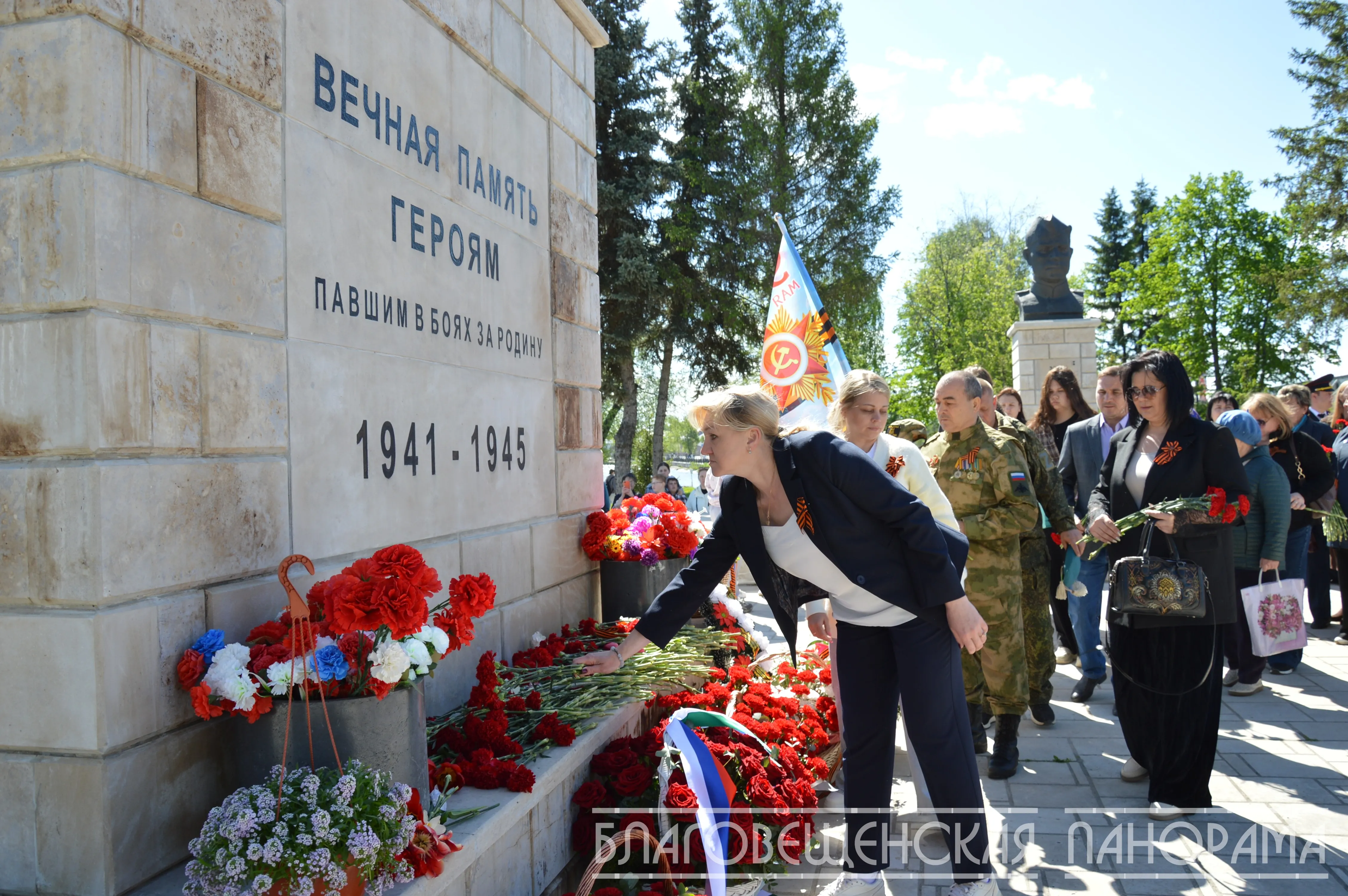 День Победы в Благовещенске начался с возложения цветов к памятникам